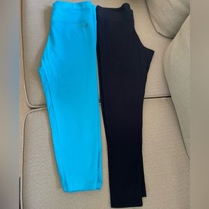 Lot of 2- women leggings cropped - Kenzie and AE - Size M- EUC